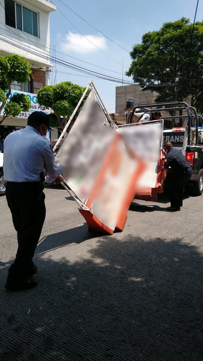 PoliciaNau's tweet photo. En seguimiento al operativo de retiro de apartados, en esta ocasión liberamos de objetos la vía pública en Tecamachalco.  Seguimos trabajando por tu bienestar.
#PolicíaNaucalpan https://t.co/ZFEl2LPUyP