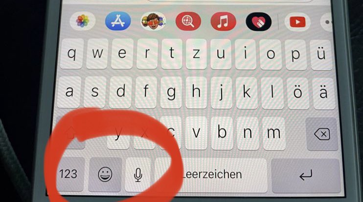 Hier, Apple-Freaks, wie bekommt man diese Ansicht in der iPhone-Tastatur wieder hin (Emojis neben den Zahlen anstatt unten drunter, wie aktuell). #followerpower