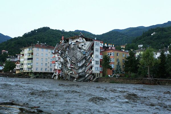 Tarihten bir not

"Büyük bir sel felaketi yaşayan Bozkurt ilçesinde (Kastamonu) merkez çarşının eskiden bir Rum mezarlığı olup, Ezine çayı ve Bahçe deresini taşıran sellerle mezarların üstünün 4-5m kalınlıkta mil tabakası ile örtüldüğü..."

Tarihi okumazsak tarih canımıza okur...