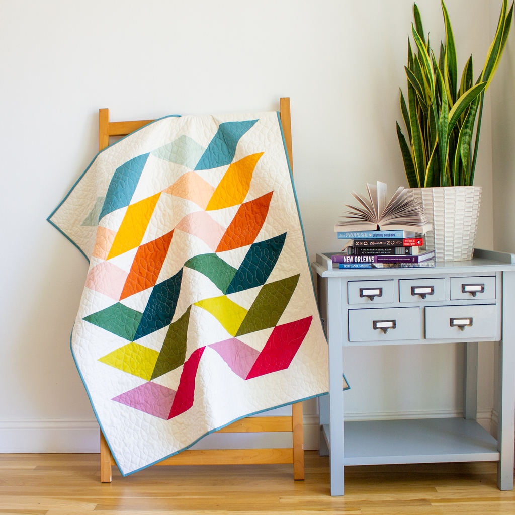 ArtGalleryFab's tweet photo. We may have a weak spot for colorful quilts but we can’t help it!😍 Donna from xoxsew’s #StoryHourQuilt has a wonderful selection of colors that transition from light to dark and it’s all made with #AGFPureSolids! 🌈
#artgalleryfabrics #quilting #modernpatchwork https://t.co/jsFDf7kOOt