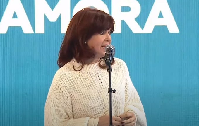 "No es nuevo el odio en ARGENTINA.En 1956 se dejaron de usar pulmotores en una epidemia de poliemilitis porque eran de la Fundación Eva Perón.
Hace unos años quemaron las QUNITAS...
Prueben con AMOR..."
ELLA...