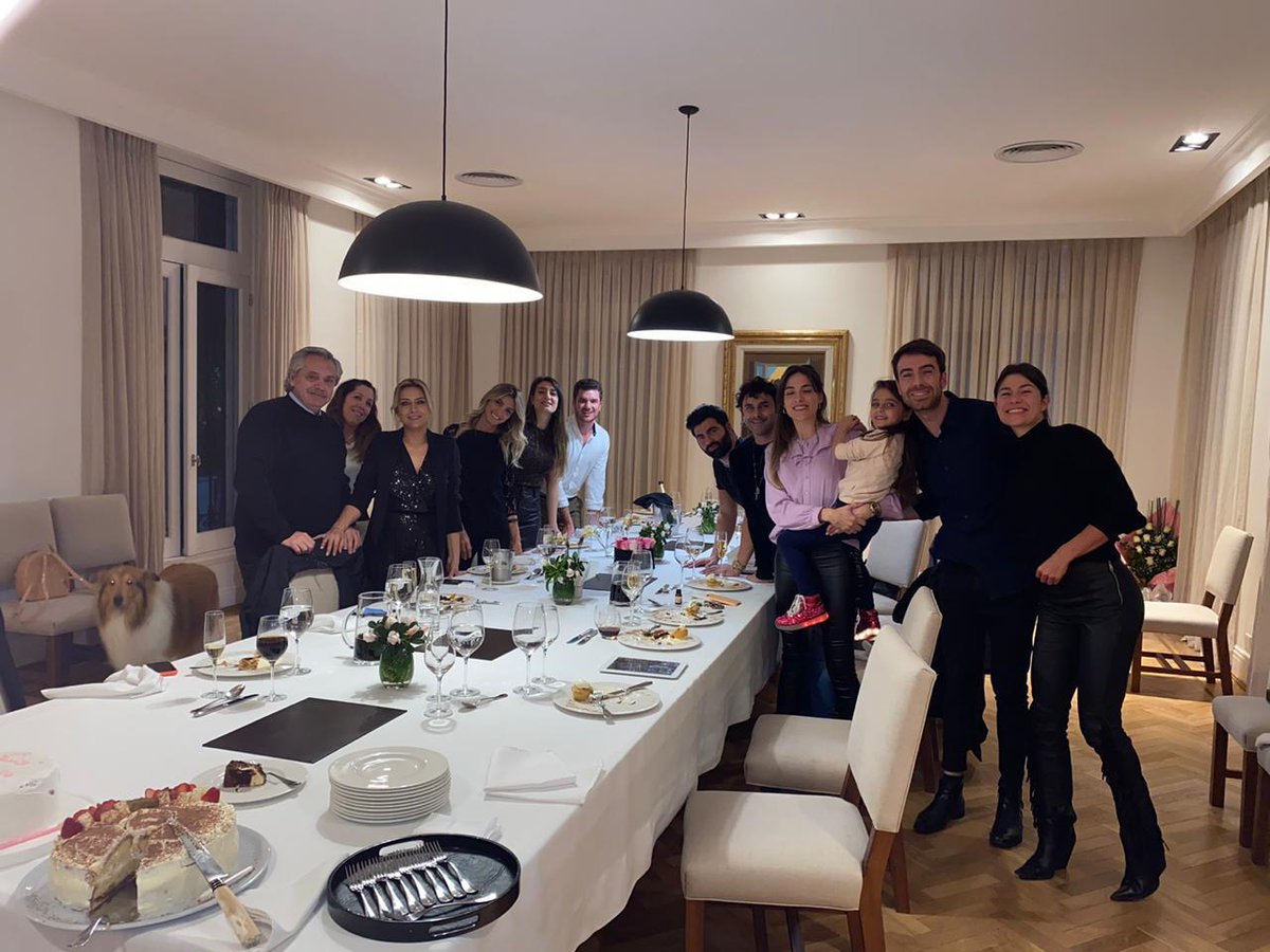 En cualquier país serio esta foto ameritaría, como mínimo, un pedido de juicio político. Es un insulto a la memoria de los más de 108.000 muertos...