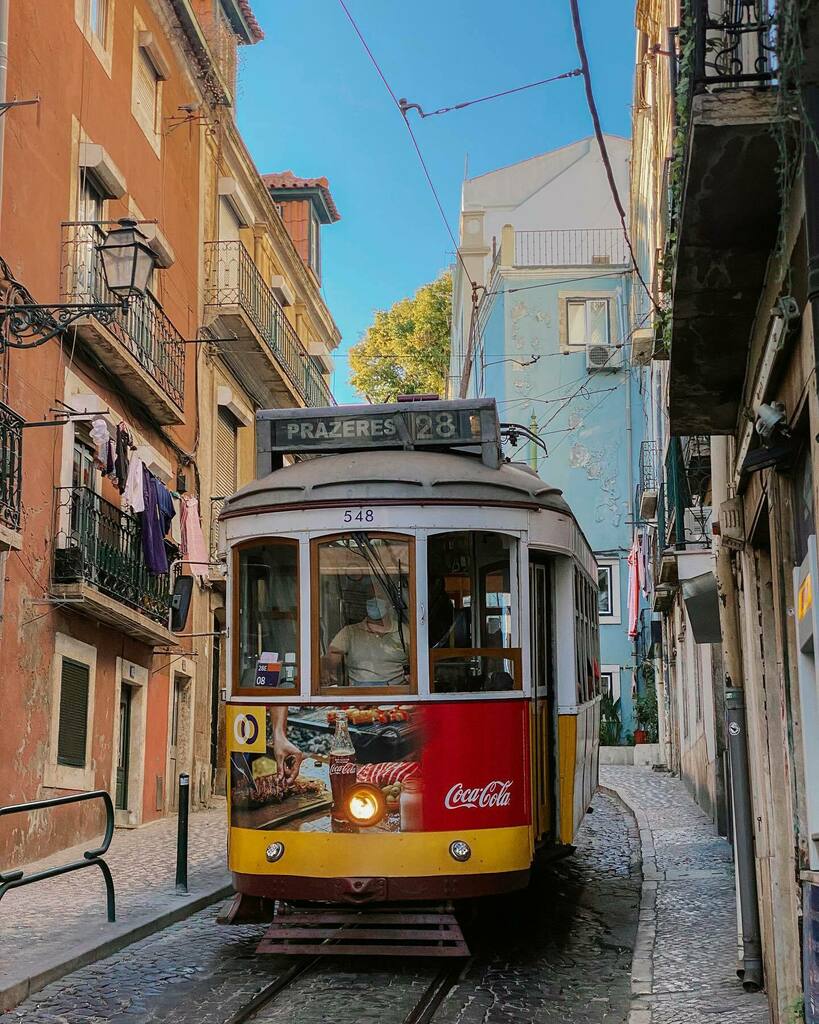 Classic 😂 wasn’t sure what to expect but the vegan food has been absolutely incredible here, absolutely loving @zenithporto @8healthlounge @kongveganfood in particular. Keeping us fuelled with energy, flavours, and positivity 💛 nice to switch my came… instagr.am/p/CSfDFYjKe9R/