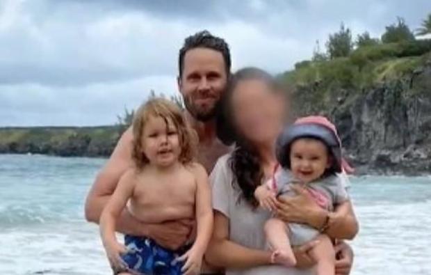 lucesdelsiglo's tweet photo. 🔴 Motivado por teorías de conspiración QAnon e Illuminati, Taylor Matthew sustrajo a sus dos hijos, de dos años y diez meses, para llevarlos a Rosarito, Baja California, y asesinarlos por tener “ADN de serpiente”; al regresar a #EEUU fue arrestado. https://t.co/a5e4OTdZWM