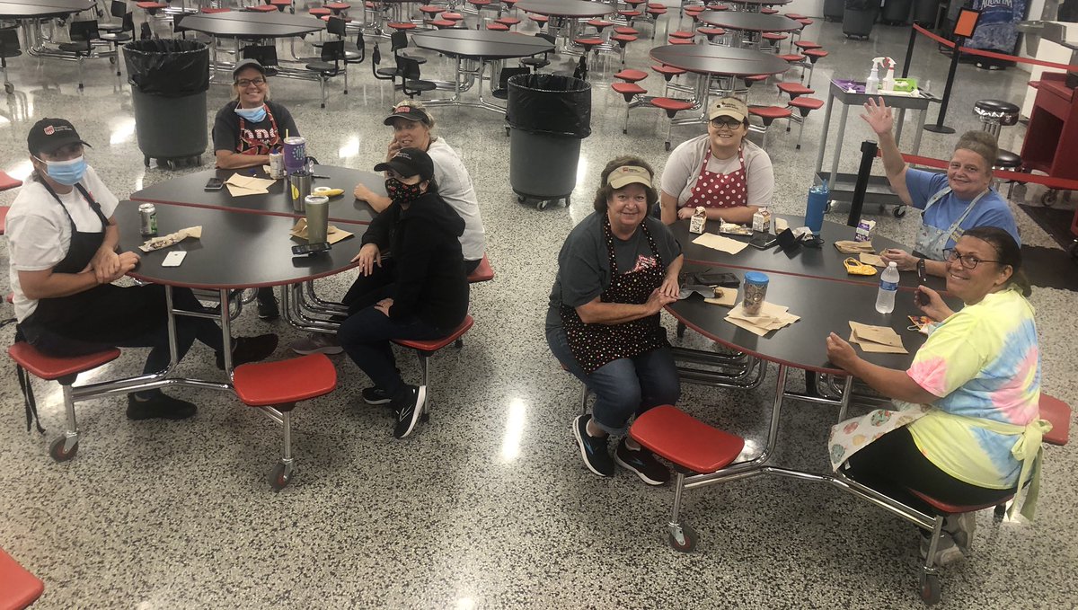 DigitalDevil1's tweet photo. Shout out to the OHS School Cafeteria Staff for welcoming the students back to school with smiles and yummy 😋 food! #OHSshoutout https://t.co/oPBn0l00sc