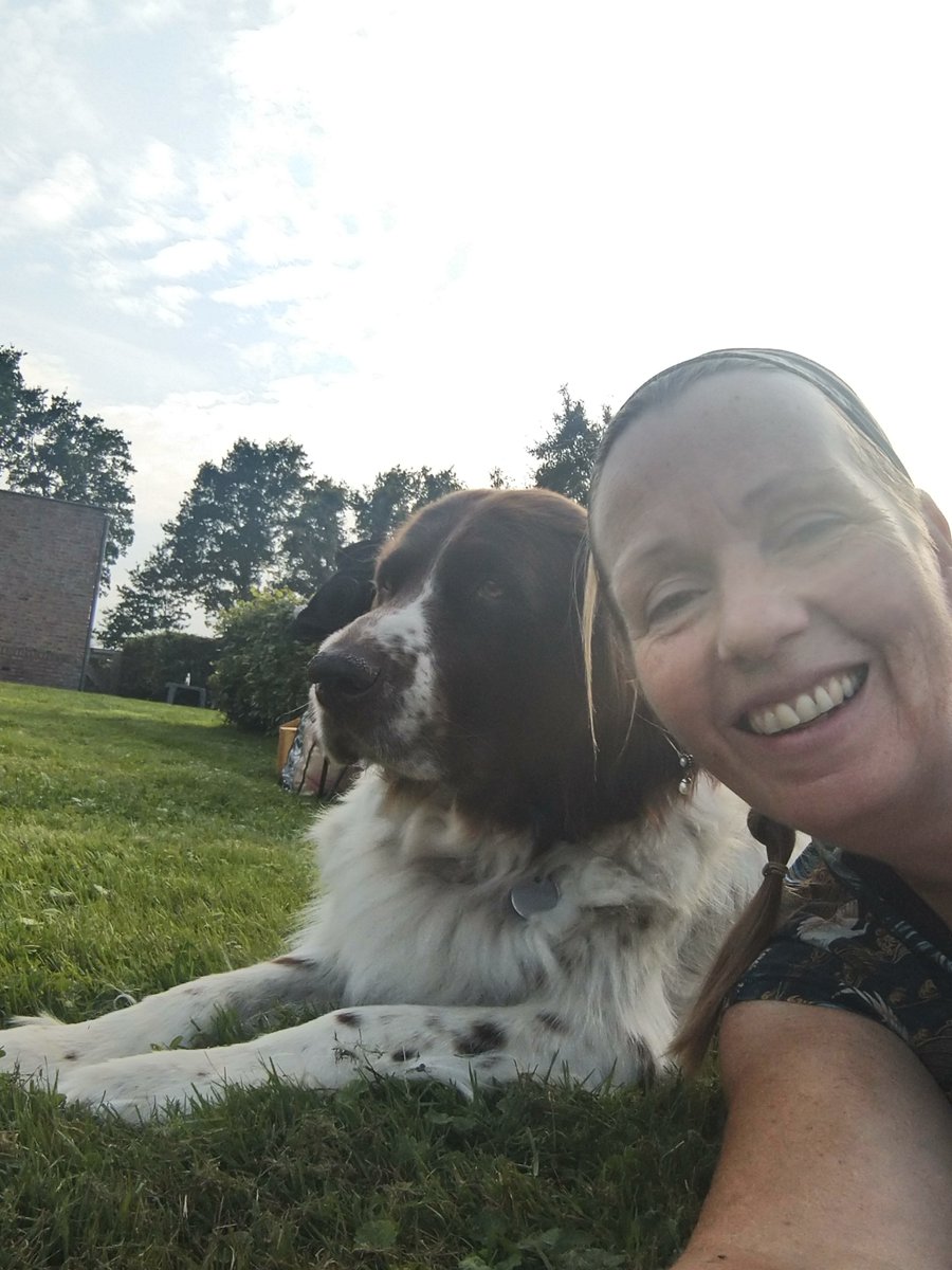 Zunneyoga's tweet photo. Yoga in de tuin was fijn, dit was kort voor de les #mijnlievehond #Floyd #Drenth #12jaar #geenyoganodig https://t.co/1iJWh7zqmX