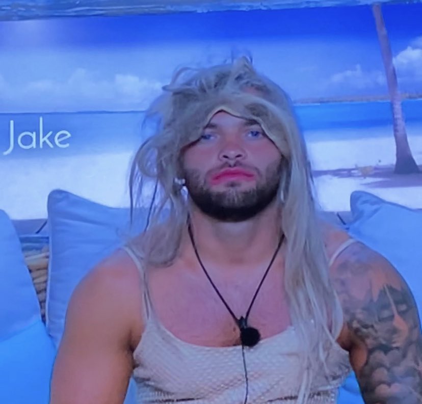 When you haven’t even started your makeup and your friend asks you to help her put on her eyelashes #LoveIsland