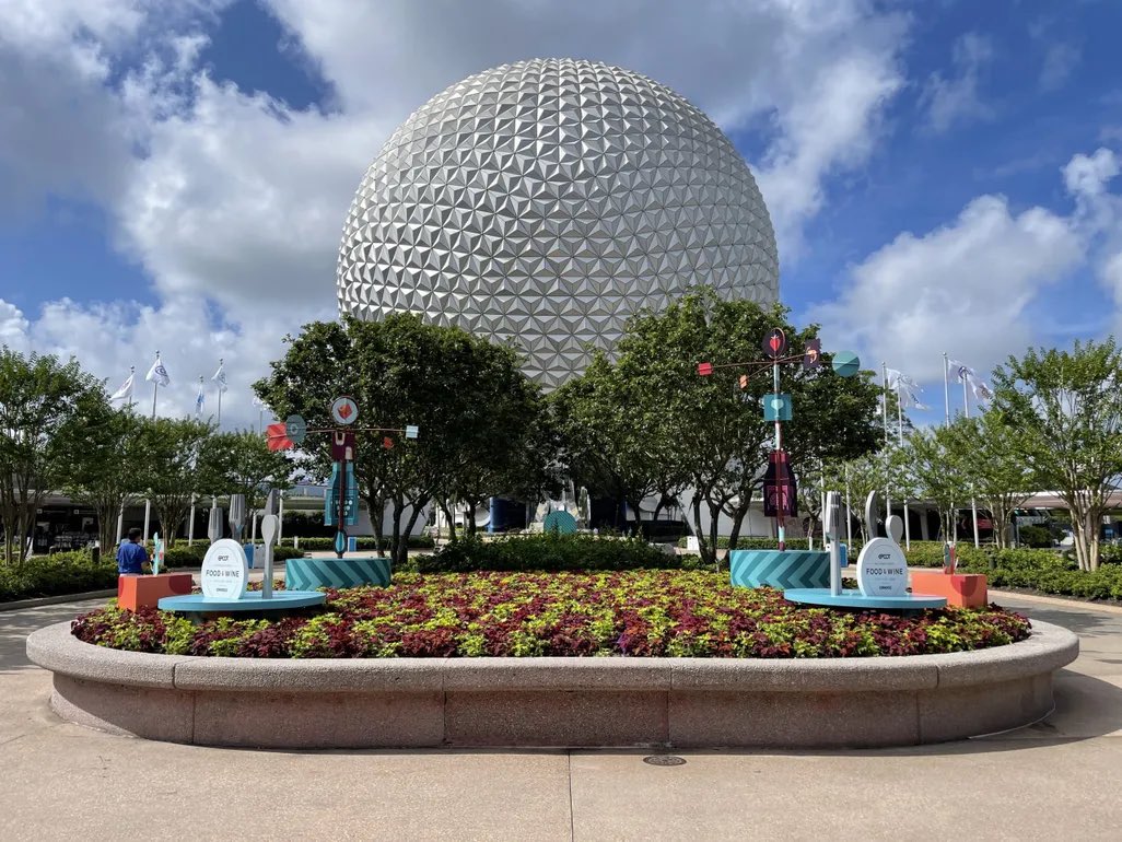 WDWNT's tweet photo. BREAKING: Disney Parks and Resorts Revenue Up $1 Billion Over Last Quarter, Segment Posts First Profits Since Pandemic Began

https://t.co/83OlhfbKuE https://t.co/E6mMdDhp3Y