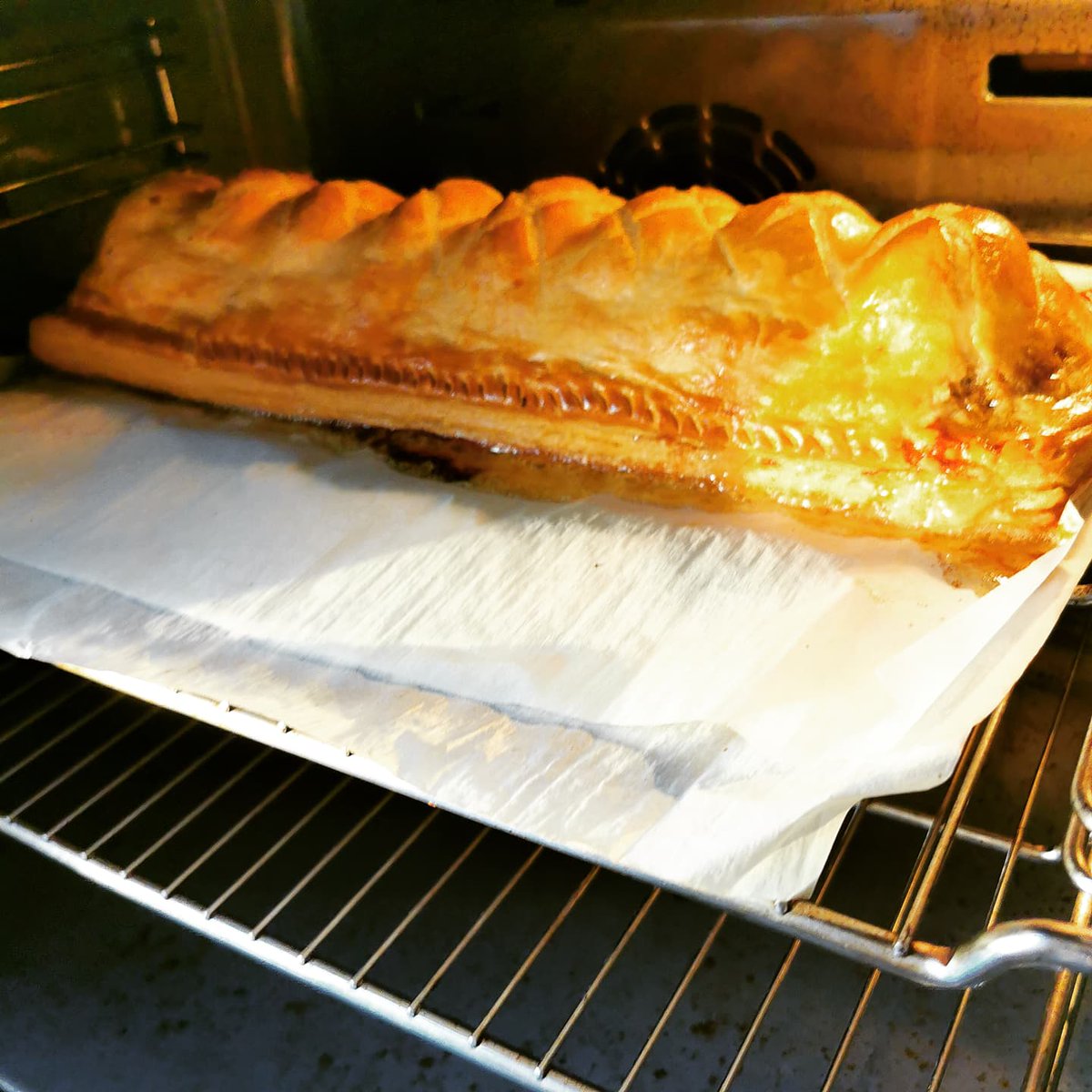 romain_leboeuf's tweet photo. Pâté #berrichon au #menu 😍
L'avantage d'avoir un #neveu #pâtissier c'est que j'ai un feuilletage #nickel, #merci #JérômeLeboeuf 👌
#RomainLBF #Famille #FamilleDartisans #Artisan #ArtisanBoucher #Boucher #HappyButcher #Butcher #ButcherLife #Billot #Chef #ChefLife #ChefConnected https://t.co/tGFlt6znjN