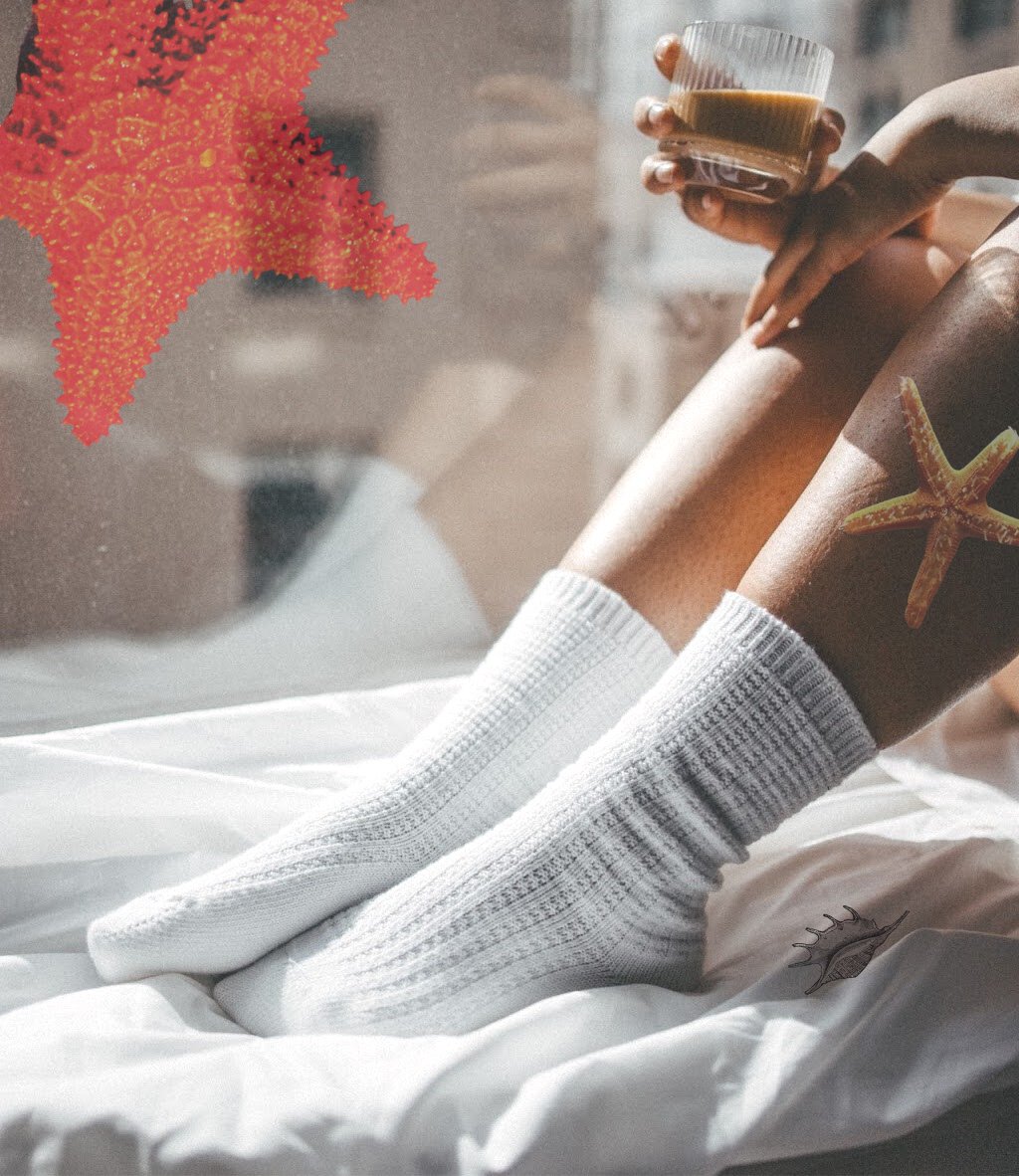 If you're not sitting in a windowsill wearing cozy socks, where the heck you attttttt? 
😉 🙃 #theweekendiscoming #daydreamwithus