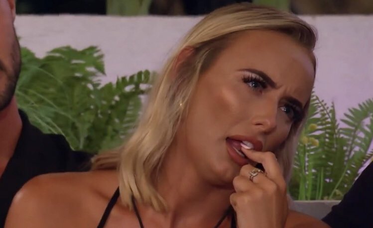 rumbiii1's tweet photo. Mary is dressed like it’s world book day did she not get the memo or???#LoveIsland https://t.co/DFjpyPqQgm