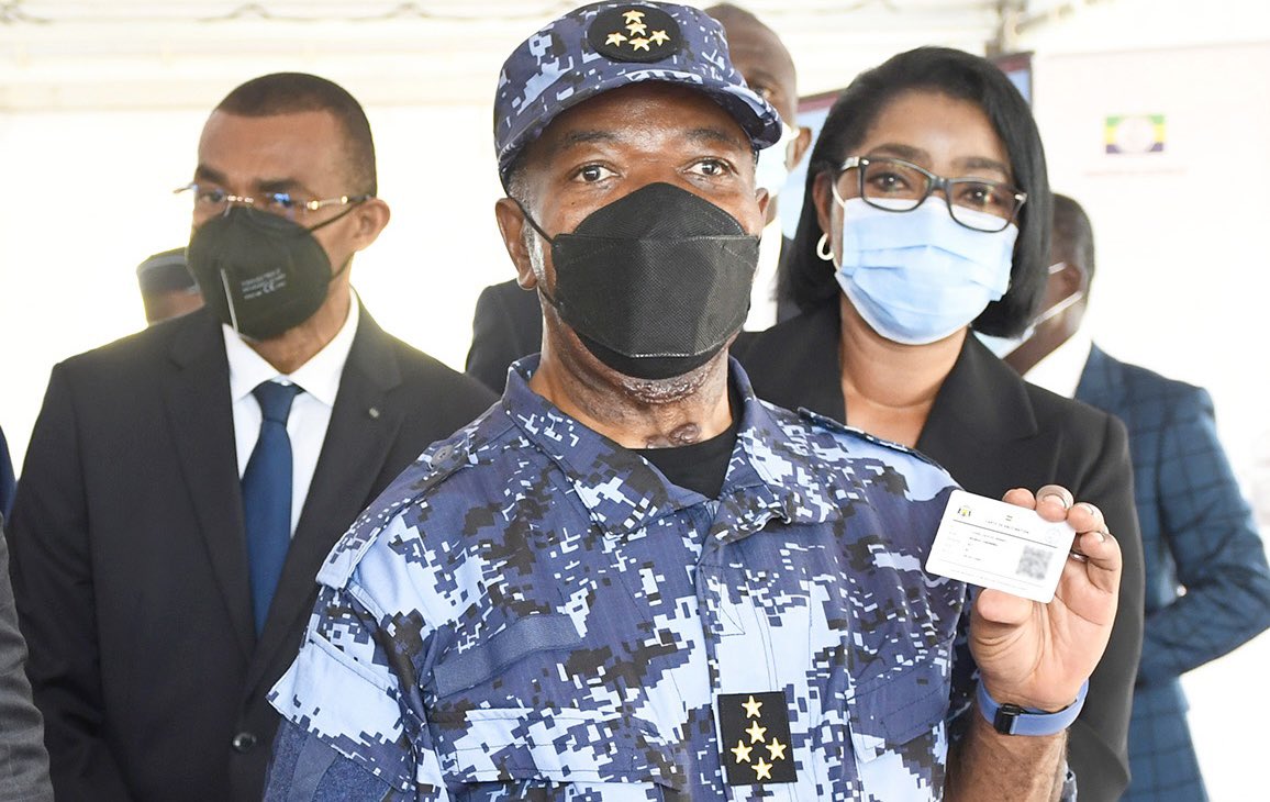 Ali Bongo Ondimba (@presidentabo) on Twitter photo J'ai reçu ce jeudi 12/08 ma carte définitive de vaccination comportant un QR code.
C'est une preuve de responsabilité & une promesse de liberté retrouvée.
Comme moi, faites-vous vacciner.
Le vaccin protège c/ les formes les + graves de la Covid & nous garantit à terme l'immunité. J'ai reçu ce jeudi 12/08 ma carte définitive de vaccination comportant un QR code.
C'est une preuve de responsabilité & une promesse de liberté retrouvée.
Comme moi, faites-vous vacciner.
Le vaccin protège c/ les formes les + graves de la Covid & nous garantit à terme l'immunité.
