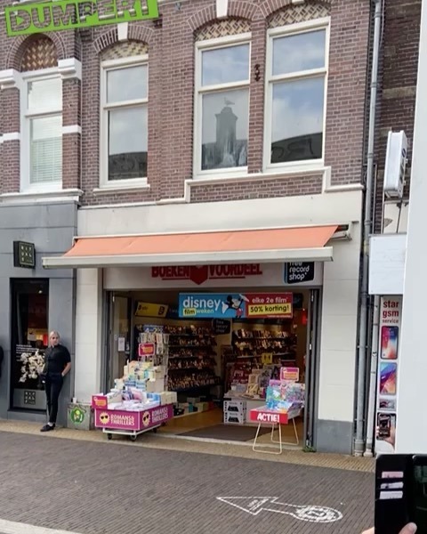 dumpert's tweet image. Grachtje springen in Zaandam! #gracht #springen #salto #netjes #win instagr.am/p/CSfNfhnonZe/