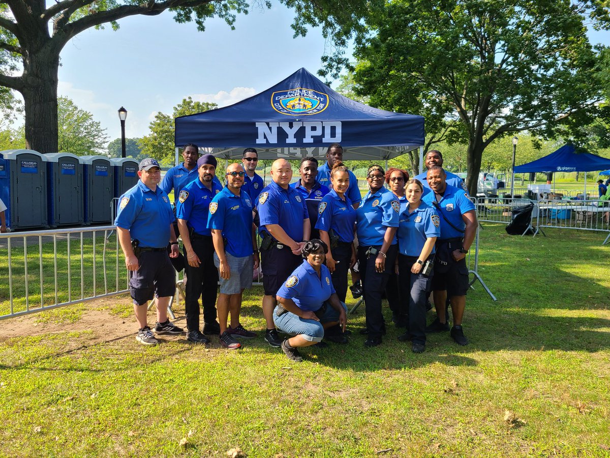 The AWESOME @NYPDQueensSouth #CommunityAffairs for #CampingInThePark at Baisley Pond Park. Of you're in the neighbors, stop down!
#NYPDConnecting  #CopsNKids