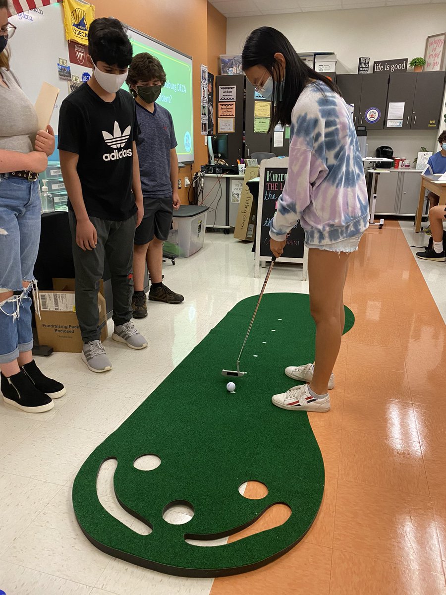 CatleysClasses's tweet image. Come on down! You’re the next contestant in…your first day of Marketing class! @BburgHSBruins @Blacksburg_deca @MarkRHusband @KRadsClasses #MCPSFirstDay