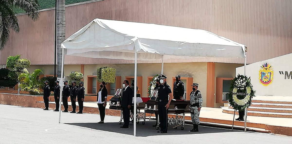 Juan_B43's tweet photo. Homenajean a policías de la @SSPGro asesinados en ataque armado a alcaldesa de #Pilcaya #Guerrero, Sandra Velázquez, en el Estado de México ayer; Menchaca advierte "todo el peso de la ley" y  @HectorAstudillo dijo que "sabemos quiénes fueron y en que están relacionados". https://t.co/uiiJvUfd2n