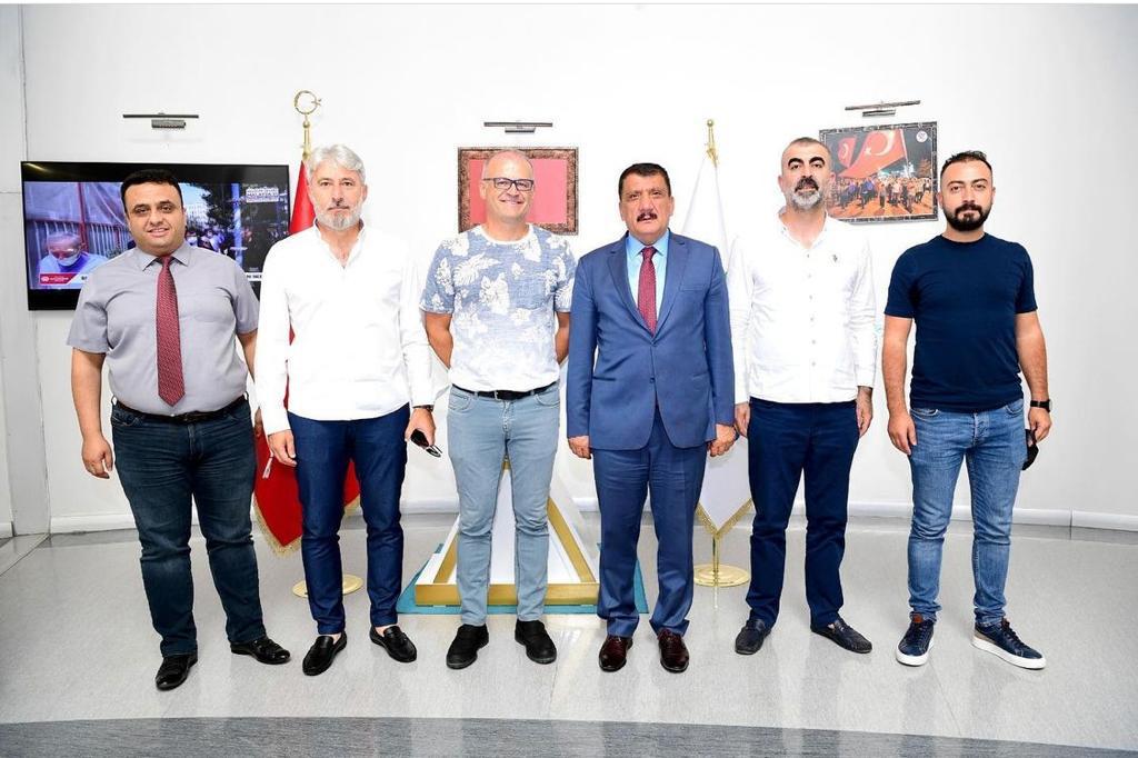 buz_com's tweet photo. Misafirperveriğinden ötürü Büyükşehir Belediye Başkanımız @selahattingrkn  Selahattin Gürkan'a tekrar teşekkür ederim. Yeni Malatyaspor'umuz için şehir olarak kenetlenip yeni sezonda hep birlikte başarılara koşmak istiyoruz. https://t.co/CUOii5Ozld