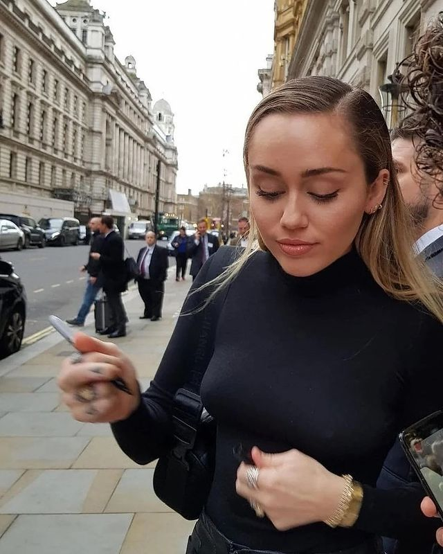 pedestrian's tweet photo. Miley Cyrus https://t.co/tzzNqjd2wd