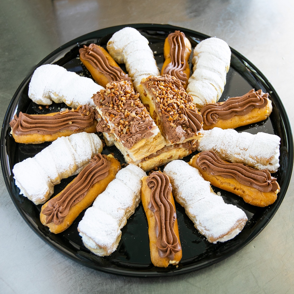 Time to order sweets for the weekend!😋 Head to local.deweys.com and build your own pastry platter that's easy to serve and delicious to enjoy with friends and family.