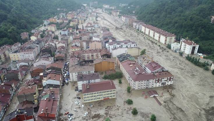 chpgencistanbul's tweet photo. Kastamonu’nun #Bozkurt ilçesinde yaşanan sel felaketi görmezden geliniyor.Bir ilçe yok oldu. Yüzlerce ölü ve kayıptan bahsediliyor.Böyle bir felakete rağmen bölgenin afet bölgesi ilan edilmesi için ne bekleniyor? Yerel halk yardım bekliyor. Seslerini duyuralım! 

#bozkurtyokoldu https://t.co/LXdpdWxC2b