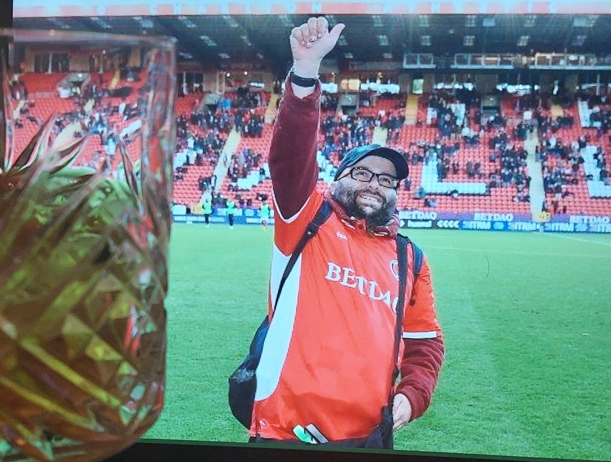KillersBeard's tweet photo. #CheersforSeb https://t.co/nQ7F6LqCt4
