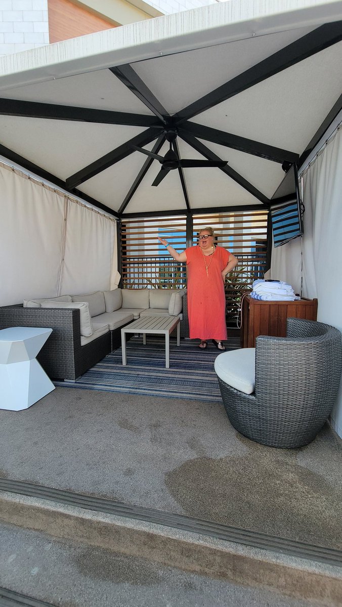 ManTripping's tweet photo. We had an amazing time today living the posh life with a private @SycuanCasino cabana today at the "Retreat". We're headed back next week to stay the night and check out some of their new(ish) dining venues! Stay tuned! #MenwhoBlog #SycuanCasinoResort https://t.co/NjGtsFTVlD