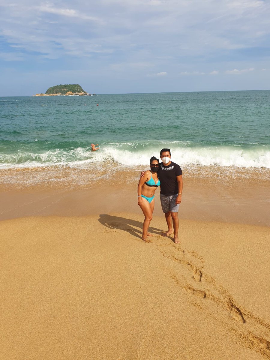 pagl22's tweet image. Mi mamá: no tengo hijos favorito 
Also mi mamá: c toma una foto con mi hermano con una paola luchando por su vida de fondo