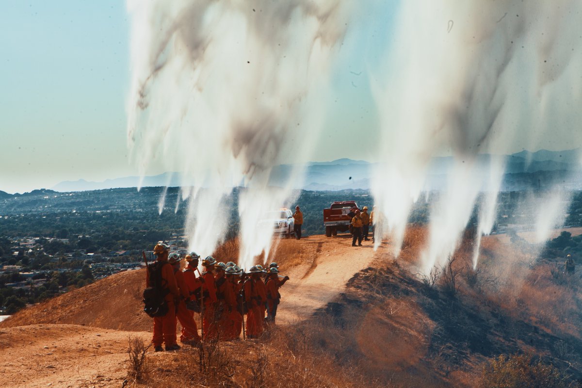 AustinDave_'s tweet photo. @LACOFD firefighters tackled the #JakeFire, a blaze that burned about 4.5 acres of dry brush and grass near Newhall’s Valle Del Oro and Deputy Jake Drive.
The fire was first reported at 3:24 p.m. near Newhall Avenue and Valle Del Oro, about a mile west of Highway 14. https://t.co/98947kJddc