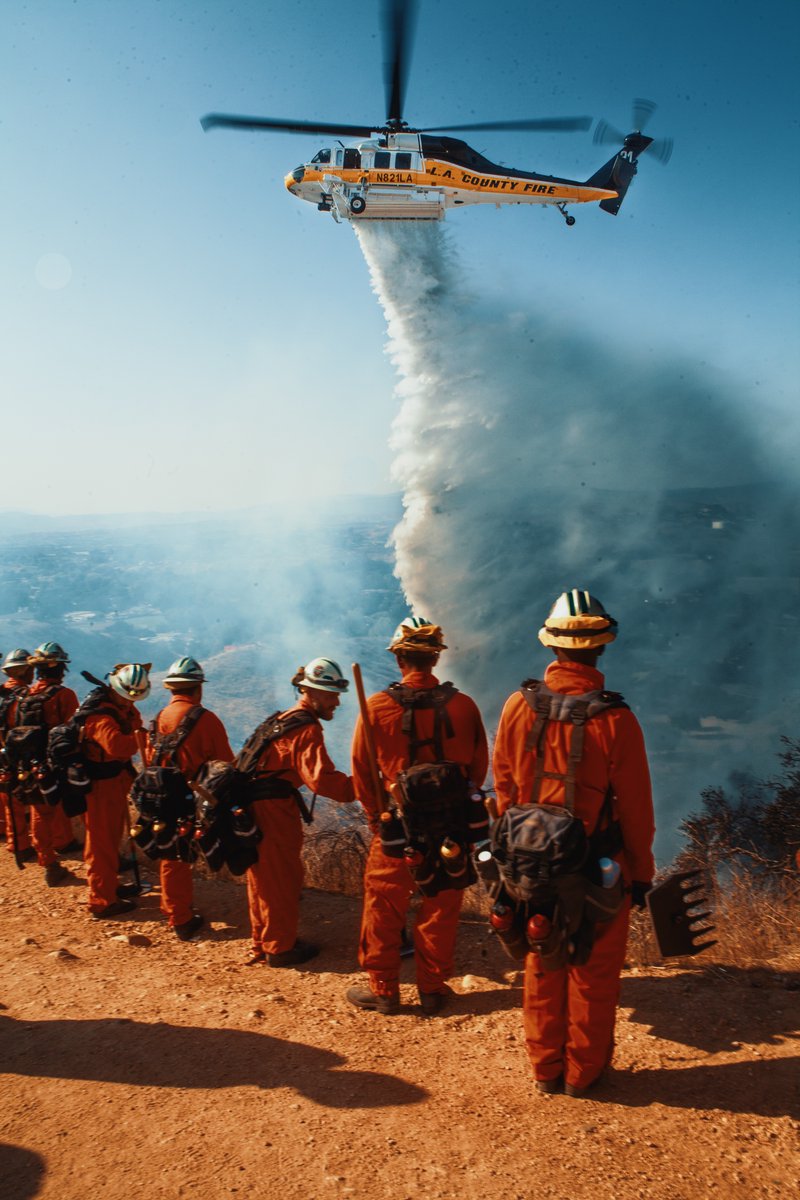 AustinDave_'s tweet photo. @LACOFD firefighters tackled the #JakeFire, a blaze that burned about 4.5 acres of dry brush and grass near Newhall’s Valle Del Oro and Deputy Jake Drive.
The fire was first reported at 3:24 p.m. near Newhall Avenue and Valle Del Oro, about a mile west of Highway 14. https://t.co/98947kJddc