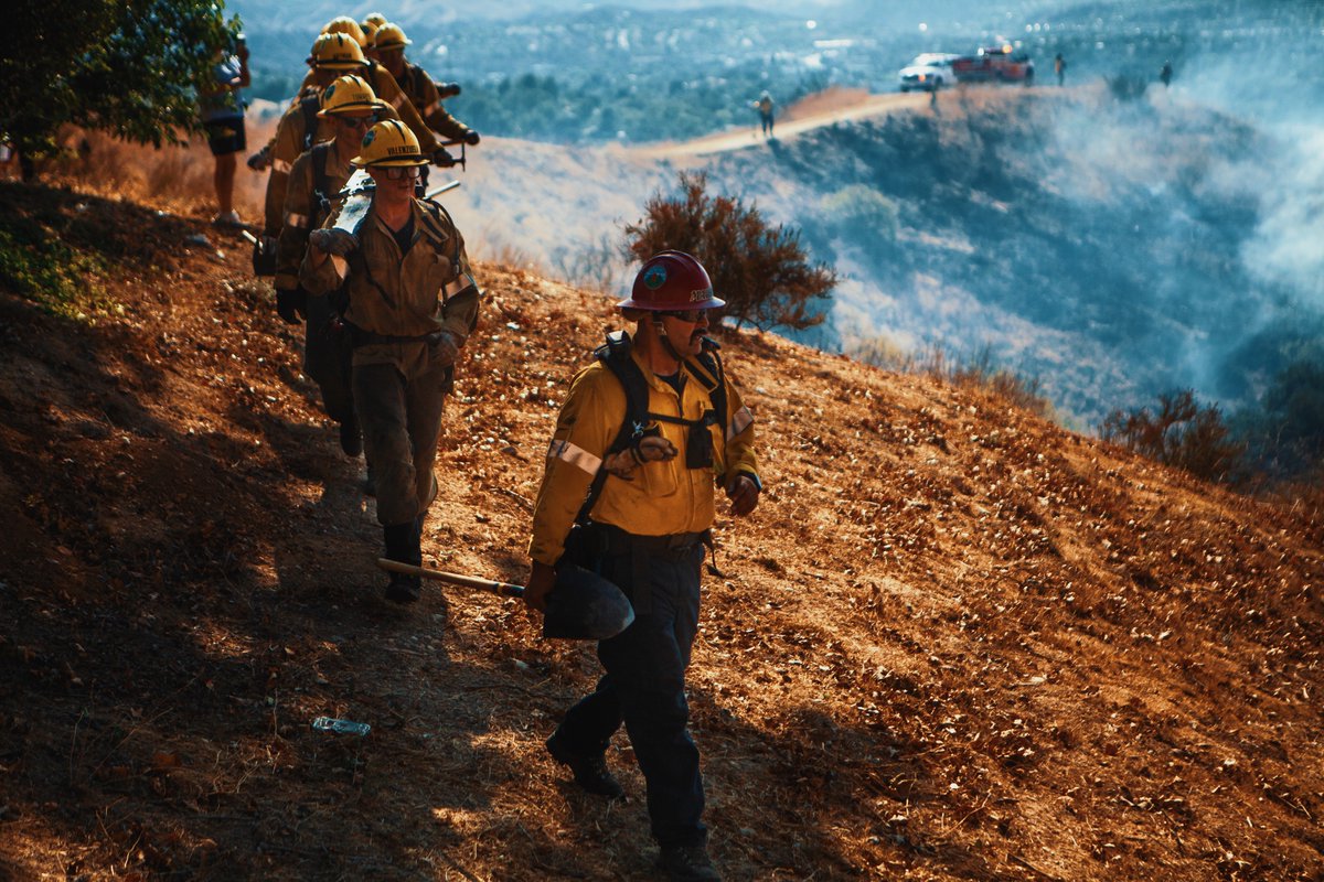 AustinDave_'s tweet photo. @LACOFD firefighters tackled the #JakeFire, a blaze that burned about 4.5 acres of dry brush and grass near Newhall’s Valle Del Oro and Deputy Jake Drive.
The fire was first reported at 3:24 p.m. near Newhall Avenue and Valle Del Oro, about a mile west of Highway 14. https://t.co/98947kJddc