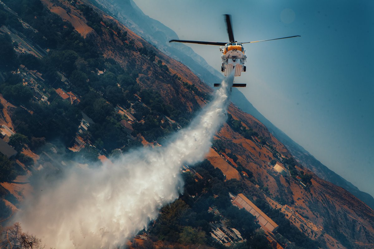 AustinDave_'s tweet photo. @LACOFD firefighters tackled the #JakeFire, a blaze that burned about 4.5 acres of dry brush and grass near Newhall’s Valle Del Oro and Deputy Jake Drive.
The fire was first reported at 3:24 p.m. near Newhall Avenue and Valle Del Oro, about a mile west of Highway 14. https://t.co/98947kJddc