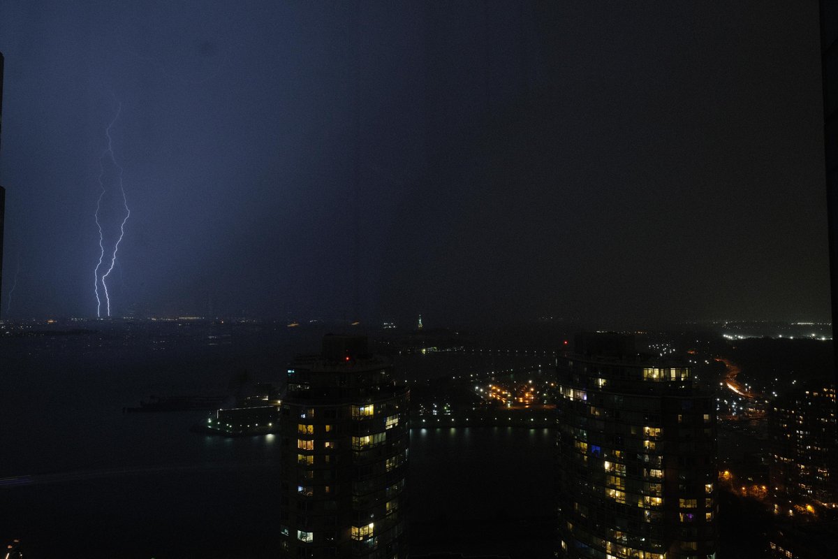 Rgrossma_'s tweet photo. 8.11.21 lightning over Liberty State Park.
@JerseyCity @nytimesphoto #JerseyCity https://t.co/pDADkQClW1