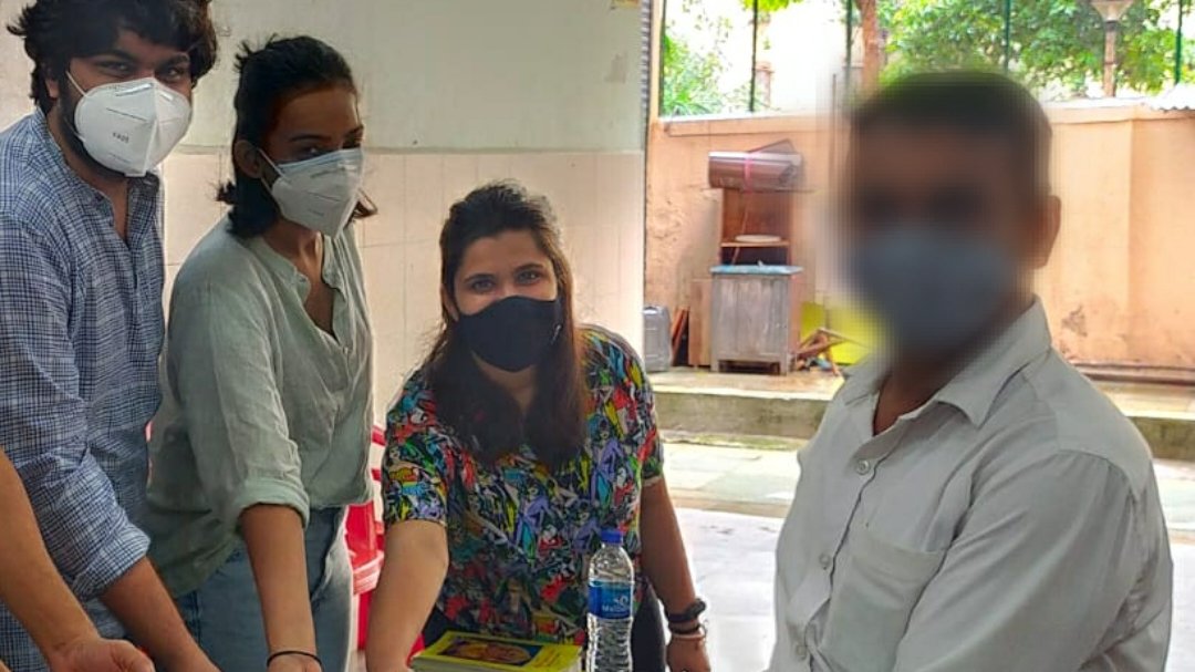 Shoutout to <a href="/mithilanasa/">Mithila Naik-Satam</a>, <a href="/neeerajx/">Neeraj नीरज</a>, <a href="/aishwaryap21/">aishwarya pandit</a>, and <a href="/SanishKulkarni/">Sanish Kulkarni</a> from team khaanachahiye for coordinating the drive on the ground.

The kits were sponsored by Disha foundation. We are grateful for your support.

Team #KhaanaChahiye

2/2