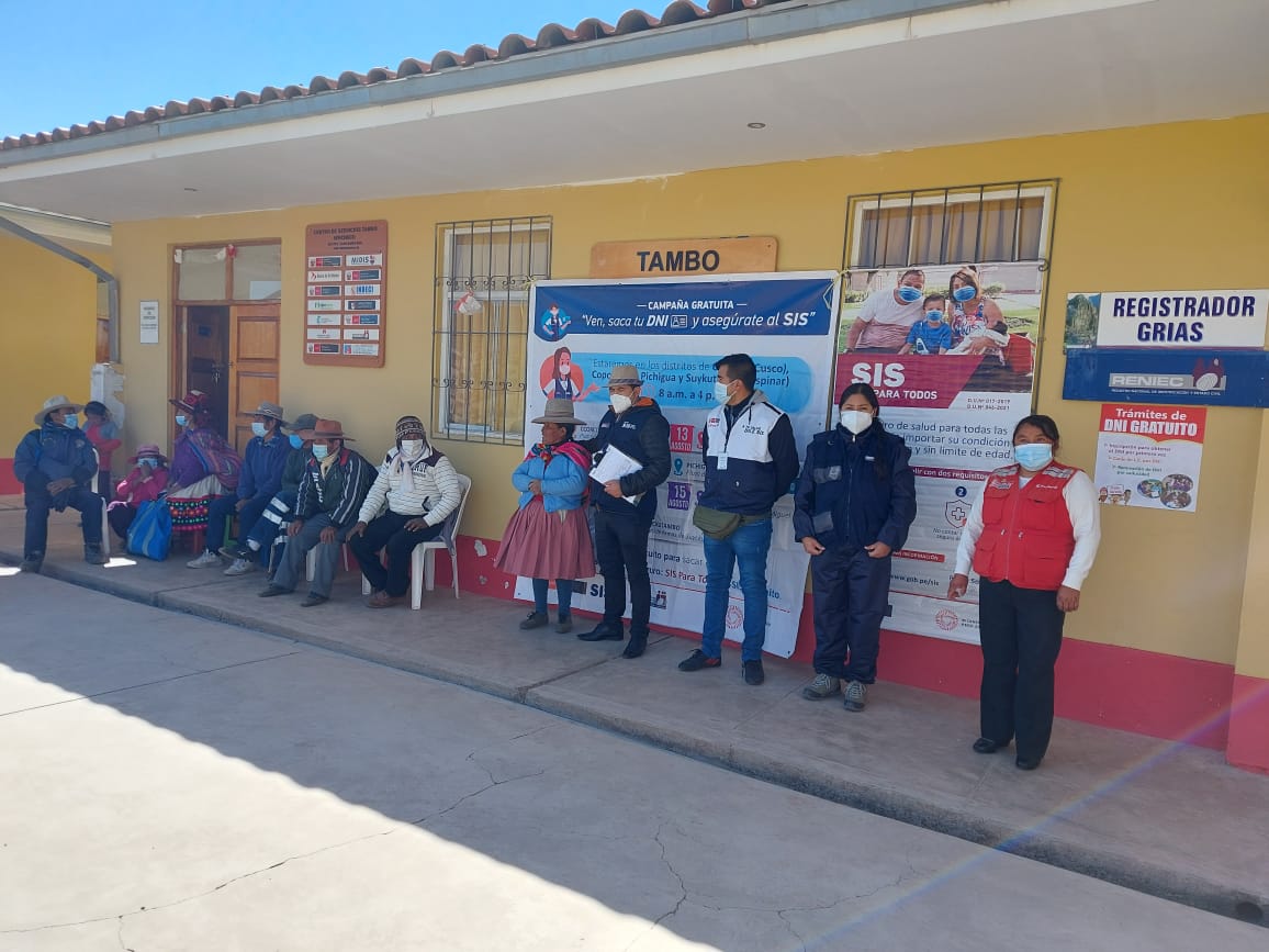 SISPeruOficial's tweet photo. 👉Cerca de 300 personas participaron de la campaña “Ven, saca tu DNI y asegúrate al SIS”, realizado por la IAFAS SIS y el @ReniecPeru, en el centro poblado de #Apachaco, #Espinar, #Cusco. En los próximos días llegarán a #Huayhuahuasi, #Pichigua, #SanMiguel y #Suyckutambo. 🇵🇪🇵🇪 https://t.co/wgUdglDu14