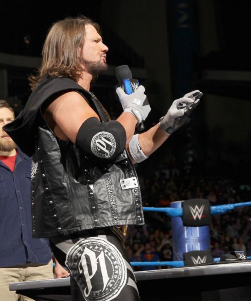 stylesclashbot's tweet photo. 𝐇𝐎𝐔𝐑𝐋𝐘 𝐏𝐎𝐒𝐓! January 2017: SMACKDOWN LIVE (Jacksonville, Florida) https://t.co/GzqSSB6wls