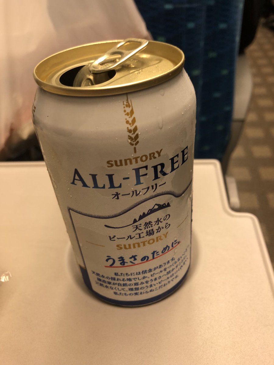 billy_utti's tweet photo. 今日から豪雨の西日本へ
朝一、新幹線で一緒に行く映像さんの誕生日をノンアルコールビールで乾杯🍻 https://t.co/8hNRQEBtnx