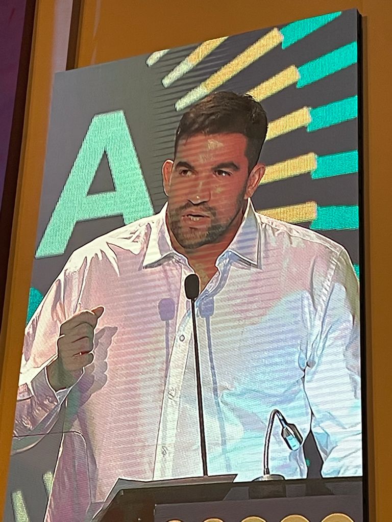 Yaco_Emiliano's tweet photo. "Una sociedad tan golpeada como la nuestra tiene en la UBA una referencia, una referencia para no bajar los brazos, para sortear las dificultades, donde la masividad no está en contra de la calidad sino muy por el contrario", dice @RamiroFSarraf en el acto de la #UBA200 👏 https://t.co/wBxip1Cqjp