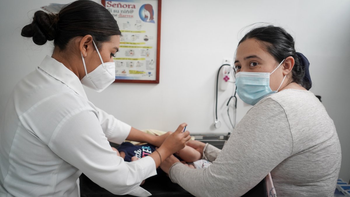 GobiernoJalisco's tweet photo. 💉👧 Si tu hijo o hija tienen entre 1 y 4 años de edad, infórmate acerca de la jornada especial de vacunación contra el sarampión y la rubeola que tendrá lugar en los macromódulos del auditorio Benito Juárez y el CAT #Tlajomulco los días 14, 15, 21 y 22 de agosto. https://t.co/xZZ4DUR9C1