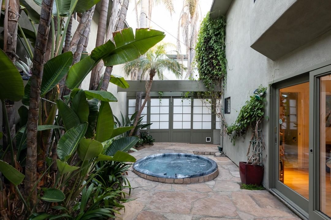 vdbcompass's tweet photo. Here is the @compass #spaceoftheweek! ✨⁣⁣⁣⁣⁣⁣

This remarkable oceanfront home located in San Diego offers private stairs to a beautiful beach and some of the best surf in town.
•
Represented by Compass San Diego Agent @homeiswheretheharthis • 📸: @olliepaterson_pics https://t.co/i7JflQcIzR
