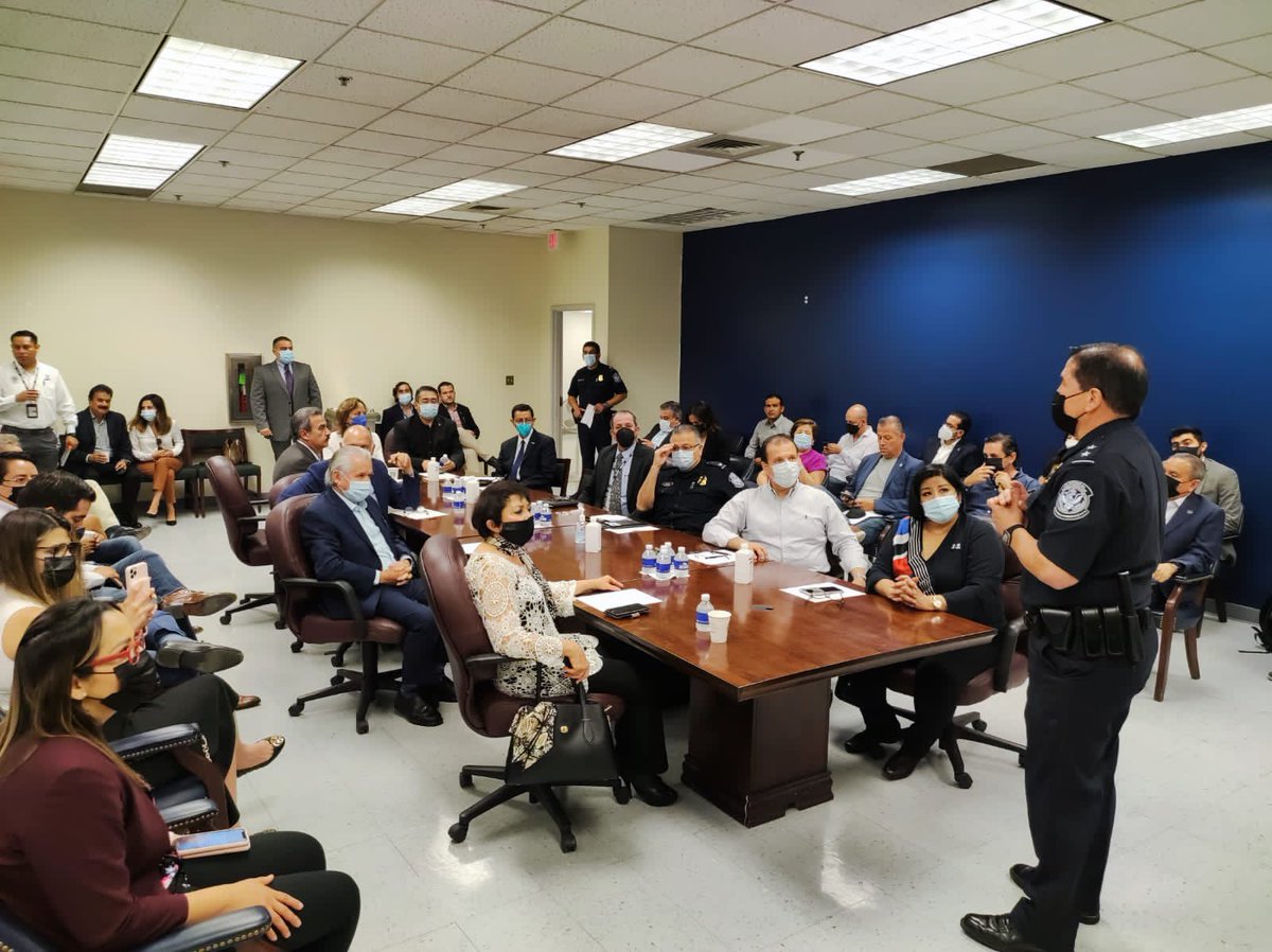 indexOccidente's tweet photo. Durante el segundo día de esta Gira de Trabajo, se pudo recorrer las instalaciones de SAT- Aduana Colombia, y se participó en la presentación de US-CBP con el fin conocer el recorrido y los procesos de las mercancías que arriban a este importante recinto.
#indexOccidente
#CCIJ https://t.co/n0kUKuxi4p