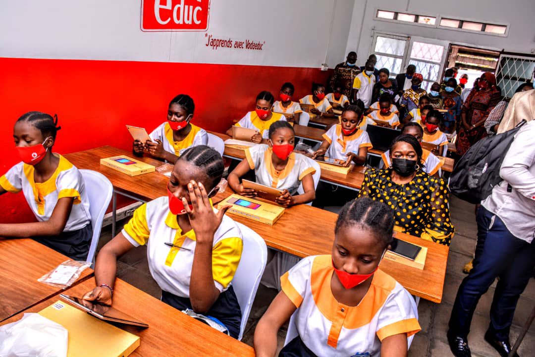 OkapiMobile's tweet photo. Les tablettes Okapi dans les écoles de la RDC 🇨🇩
La firme Vodacom qui par sa fondation présidée par Madame Viviane Mulenda a procedee à la remise du premier lot des tablettes Okapi aux centres numérique de Vodacom a Kinshasa.
#OkapiNaBiso https://t.co/e1ar0xdrw8