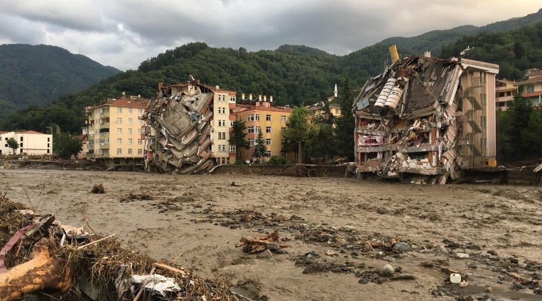 HypeOnHaber's tweet photo. Şu görüntüleri filmde görsen irkilirsin, biz yaşıyoruz direkt.
Onlarca, yüzlerce insanın öldüğü, kaybolduğu haberleri paylaşılıyor. Yurdumuzun en güzel yerleri yok olurken geriye yine acı ve gözyaşı kalıyor… Allah yardımcımız olsun 

 #bozkurtyokoldu https://t.co/TY1KgAQzMR