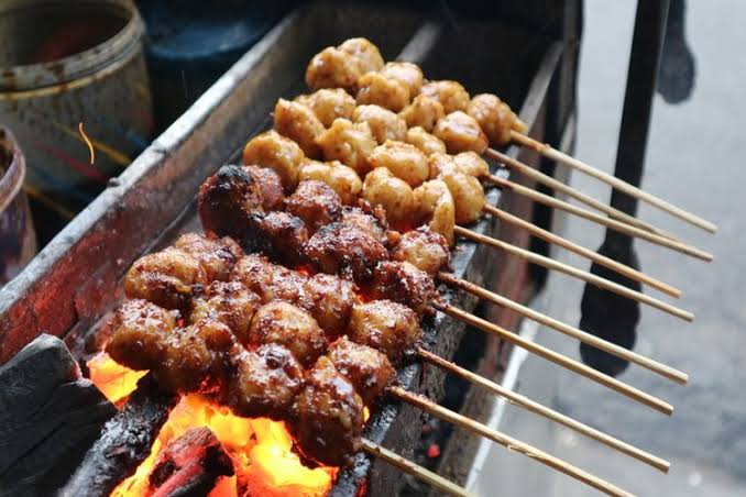 sarahmatari's tweet photo. Mari kita tutup wisata kuliner virtual Yogya ini dgn Bakso Bakar! Sekalian jalan2 malam ke Alun-alun Kidul. Bakso bakar bs kita temukan berderet di sana. Harganya cm 1rb an, bisa request manis, pedes manis &amp; rasanyaaa, COBA SENDIRI AJA DEH! @shopeefood_id #BanyakRasaSatuIndonesia https://t.co/xTk7PUdDFc