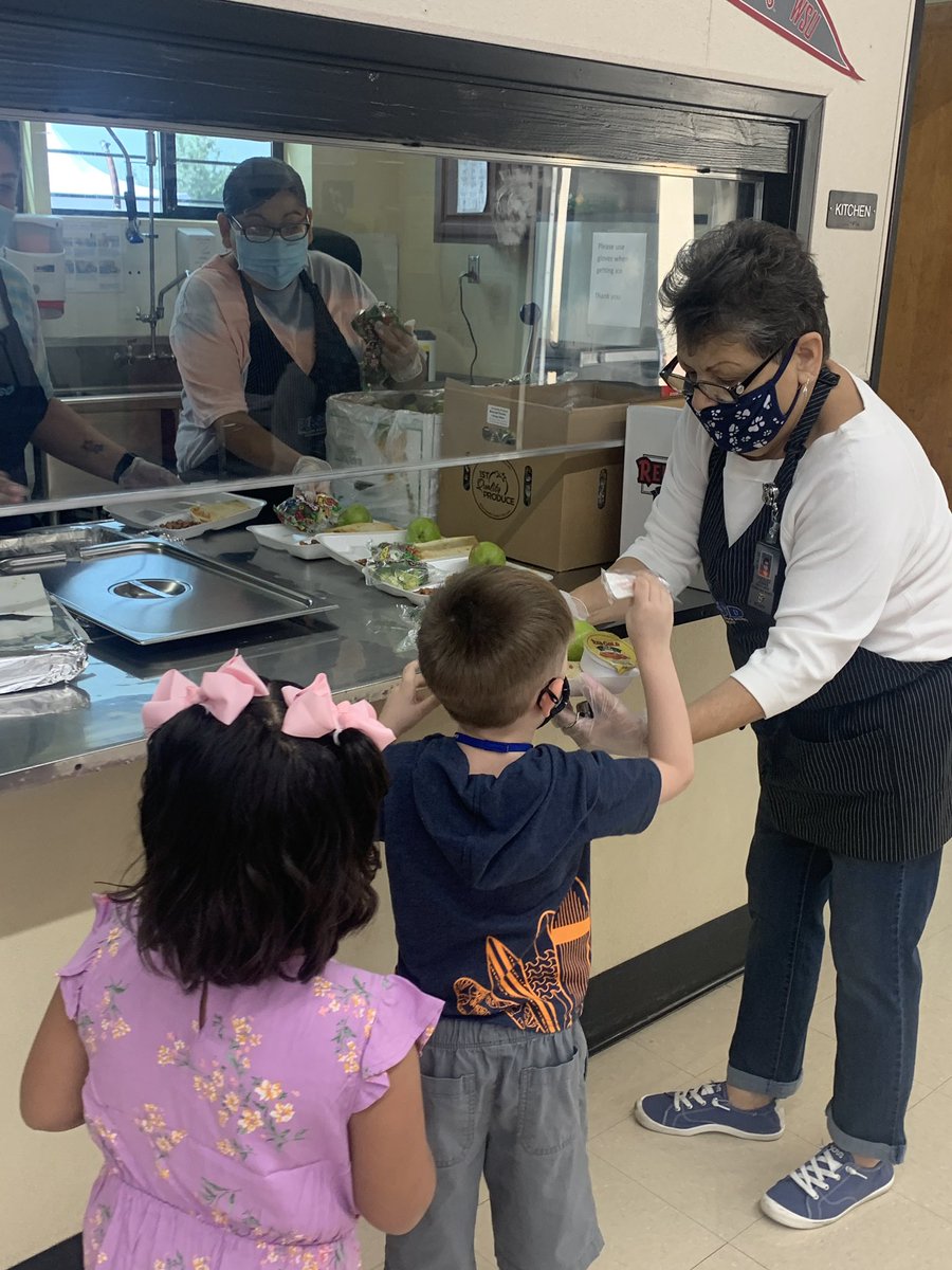 BelleviewDogs's tweet photo. LUNCH TIME! 🧃🍽🥗🥪 #PUSDFirstDay @PortervilleUSD https://t.co/iqFL79pa5y