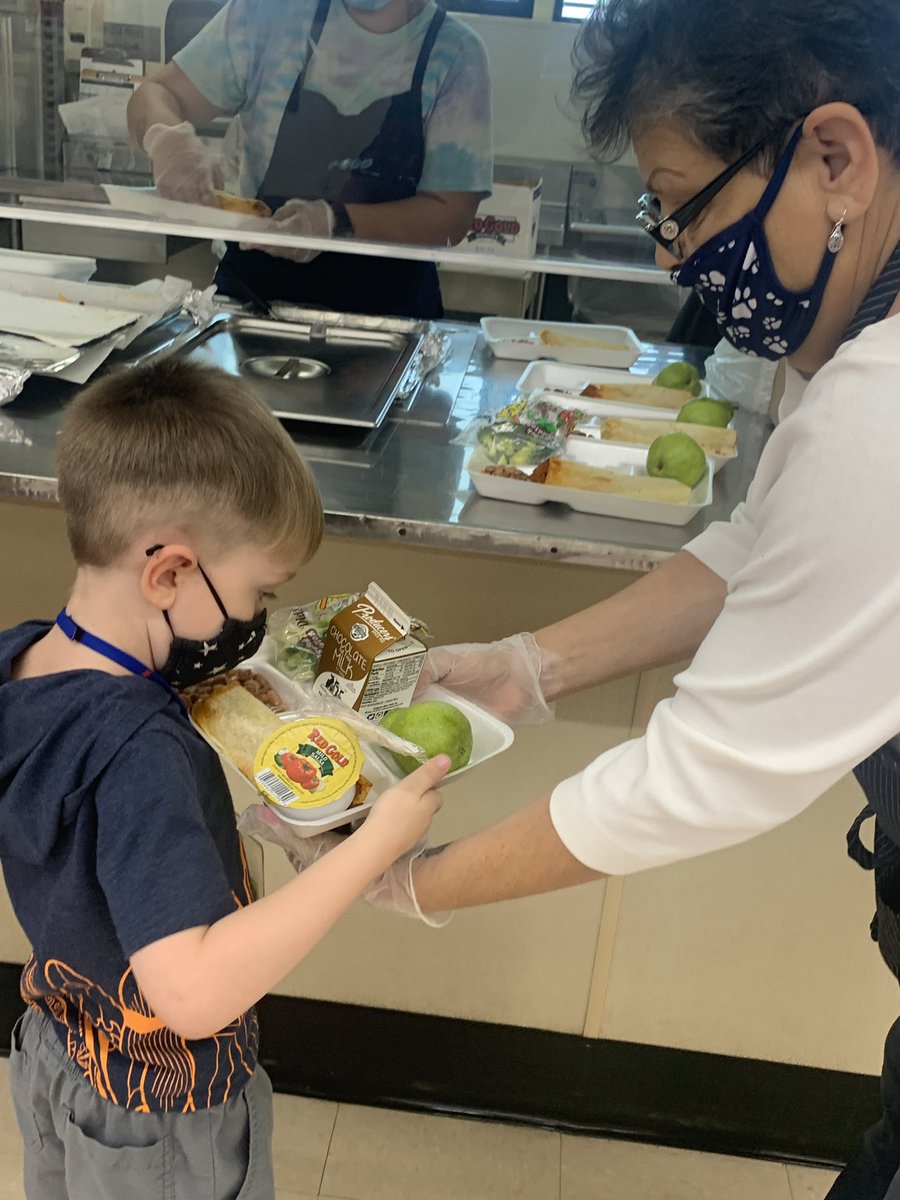 BelleviewDogs's tweet photo. LUNCH TIME! 🧃🍽🥗🥪 #PUSDFirstDay @PortervilleUSD https://t.co/iqFL79pa5y