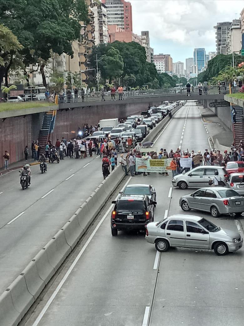 ALICIA_RORI's tweet photo. #jubiladospdvsa Continúan esperando que vp finanzas #oswaldoperezpdvsa Cumpla su palabra de reunirse viernes #13A con los 9 delegados #apjpdv acordado este 3 de agosto en sede @PDVSA Campiña #CruzadaporDerechosPatrimoniales de los Jubilados Petroleros PDVSA https://t.co/OvVnuzhtUe