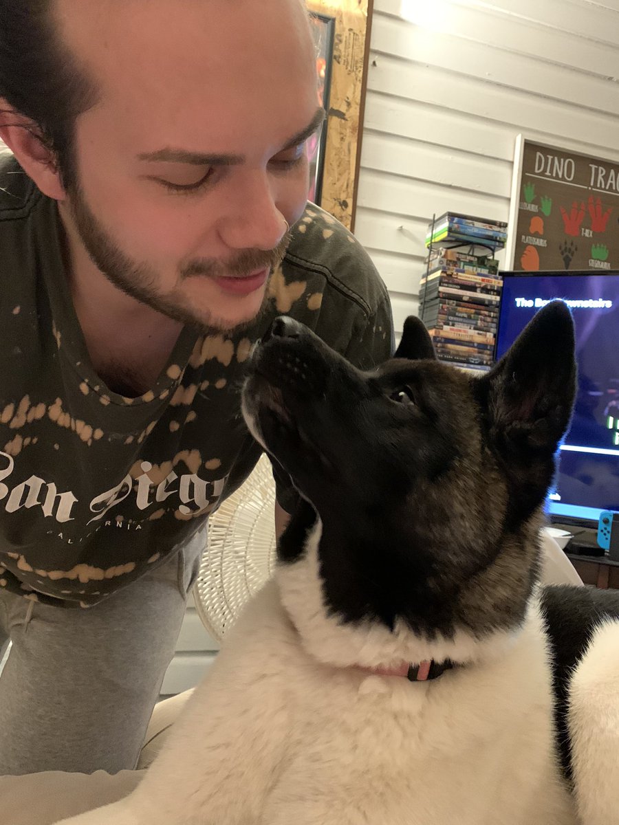 shadowhunterjo_'s tweet image. I totally remembered this selfie day and anybody who says differently is lying to you. Happy #tinytwtselfieday feat. a bottle fed kitten that my aunt is taking care of.
-rts are okay