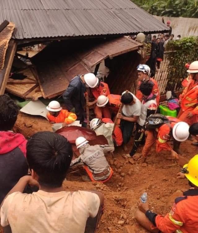 Haruonchill's tweet photo. After heavy rains caused flooding &amp; landslides in Myoma Ward, #Mandalay’s #Mogok city at around 6:20am on Aug13, rescue workers &amp; civilians struggled to rescue ppl &amp; find the missing. 6 ppl including a child have been rescued &amp; 1 still missing.
#WhatsHappeningInMyanmar
#Aug13Coup https://t.co/osHvLYSnvZ