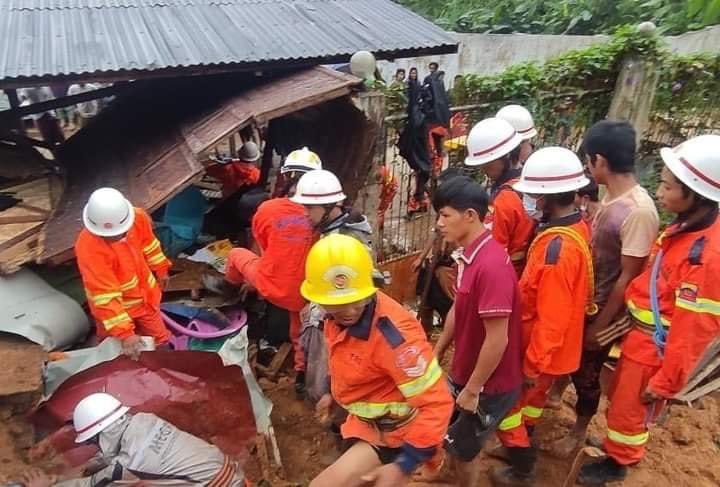 Haruonchill's tweet photo. After heavy rains caused flooding &amp; landslides in Myoma Ward, #Mandalay’s #Mogok city at around 6:20am on Aug13, rescue workers &amp; civilians struggled to rescue ppl &amp; find the missing. 6 ppl including a child have been rescued &amp; 1 still missing.
#WhatsHappeningInMyanmar
#Aug13Coup https://t.co/osHvLYSnvZ
