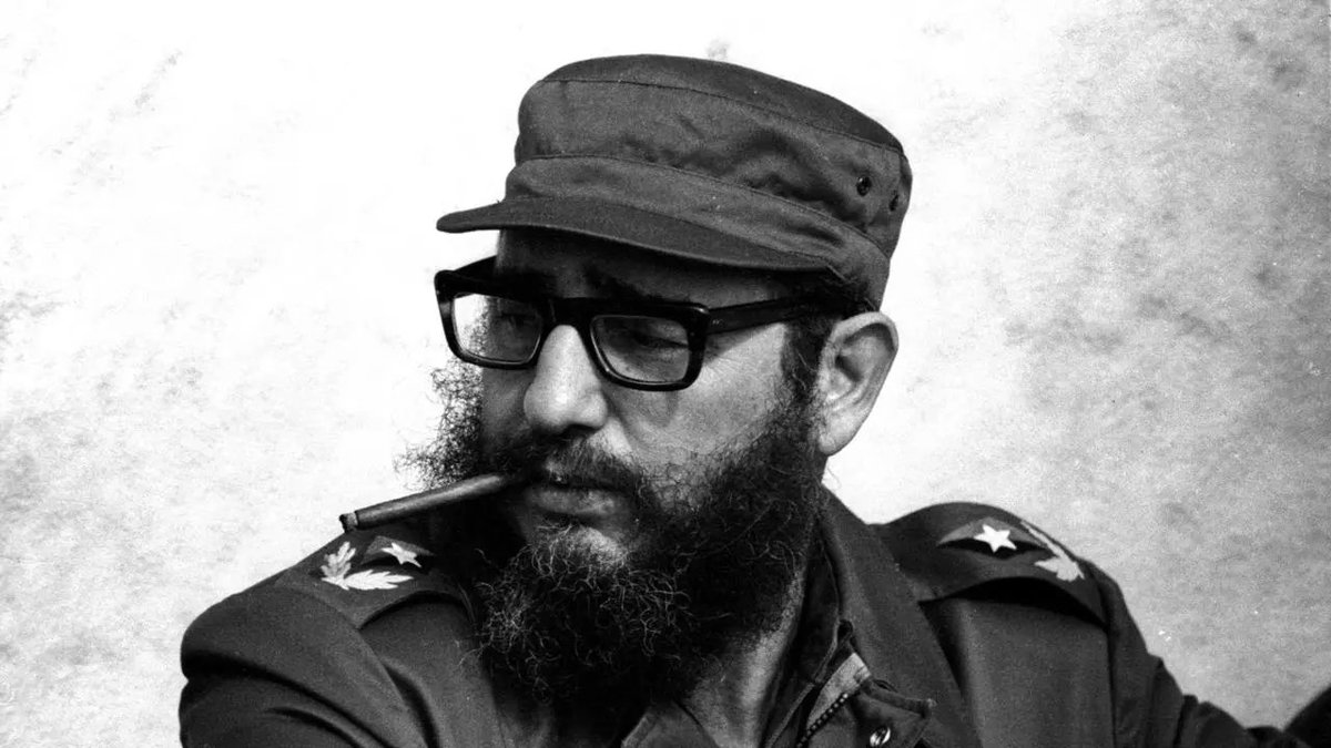 mirthiajulia's tweet image. A los 17 años me preguntó qué quería estudiar.
-Relaciones Internacionales y en segunda opción medicina- contesté.
#Fidel me dijo: muy buenas carreras.
Desde entonces, mi compromiso con la diplomacia revolucionaria cubana también es mi compromiso con Fidel.